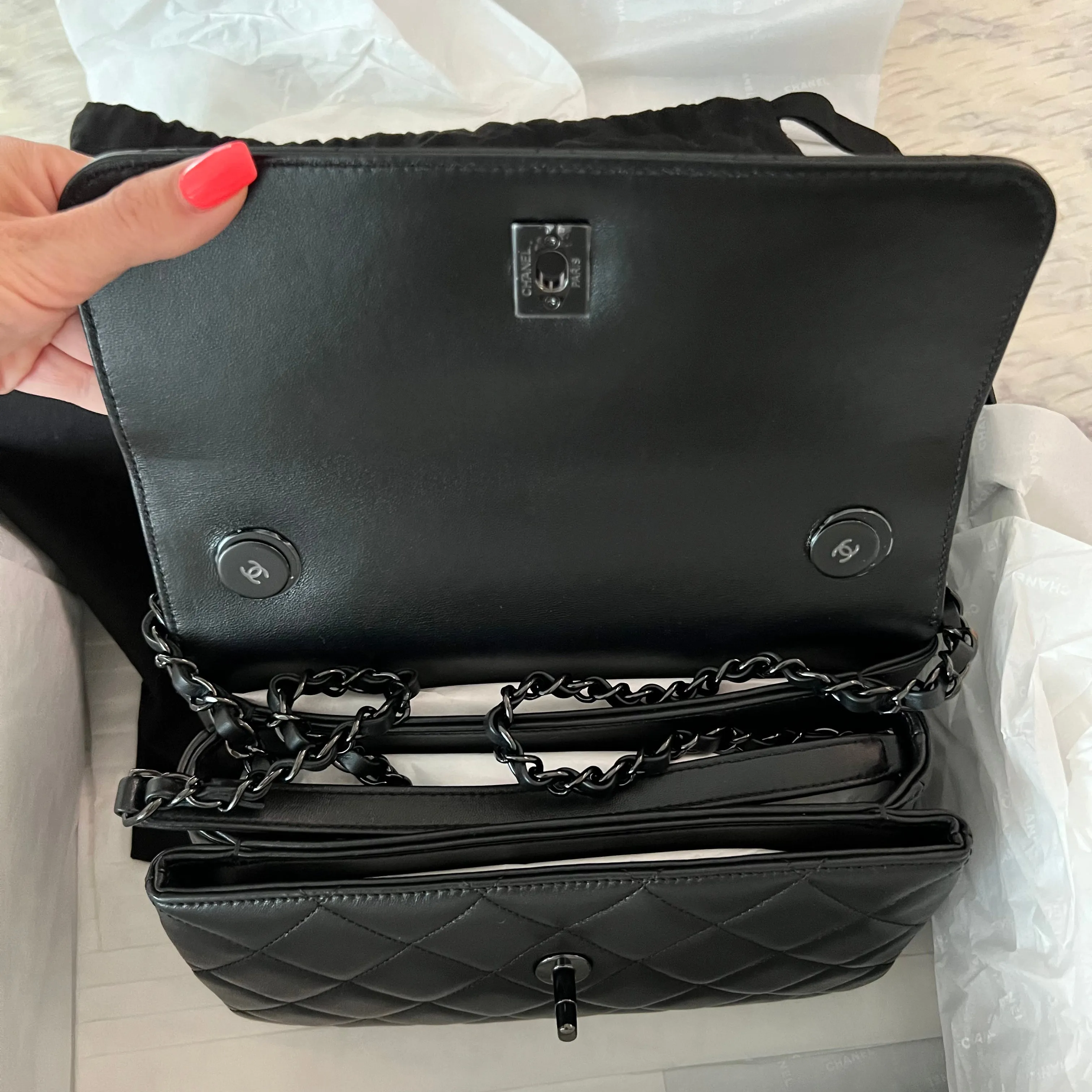 Certainly! Here’s an optimized title for the Chanel Trendy Bag:

Chic Chanel Trendy Bag - Luxury Leather Handbag with Elegant Design and Versatile Style

This title includes modifiers that emphasize luxury, elegance, and versatility, making it more appealing for e-commerce.