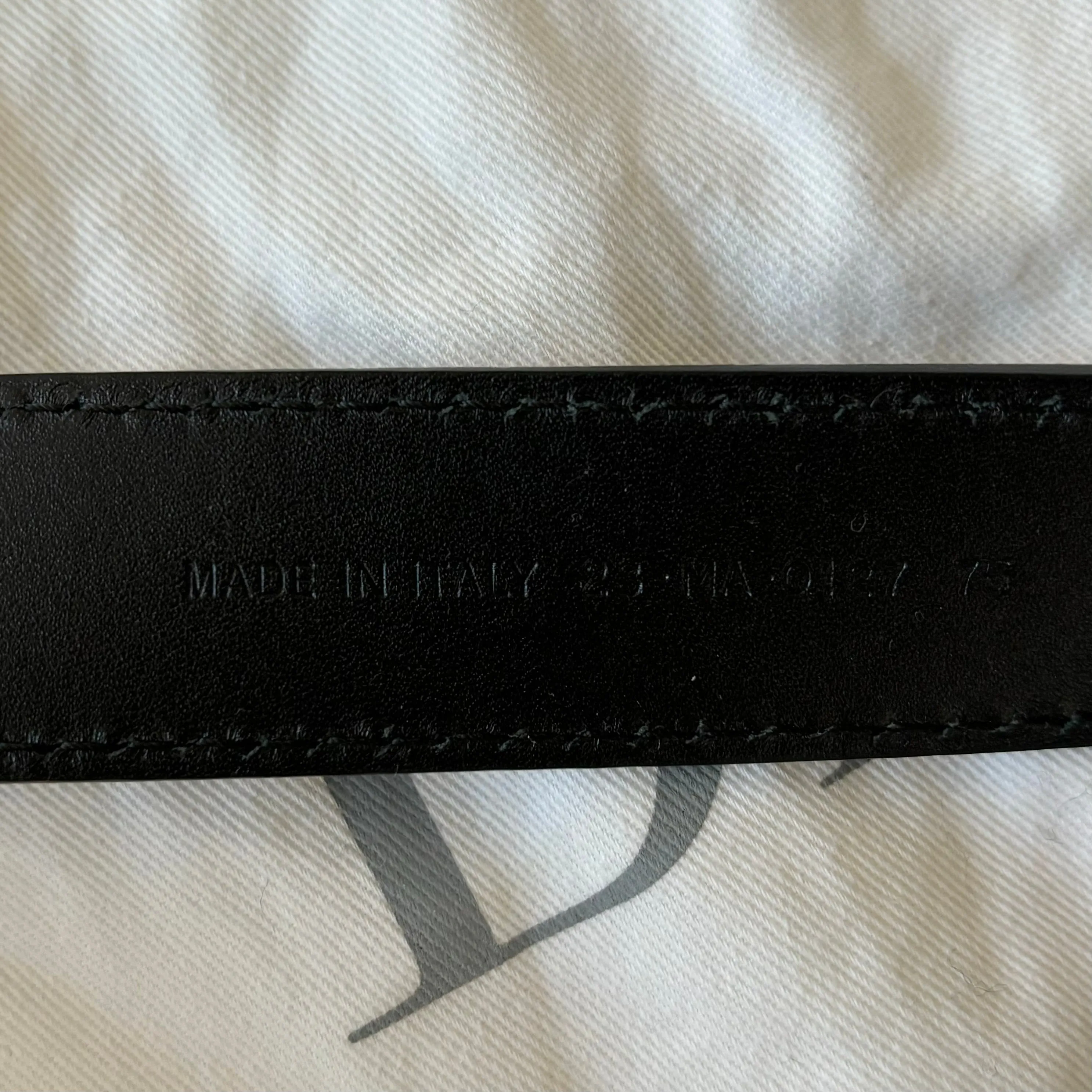 Sure! Here’s an optimized title for the Christian Dior D Fence Belt:

**Luxury Christian Dior D Fence Adjustable Leather Belt for Men & Women - Elegant Designer Accessory**