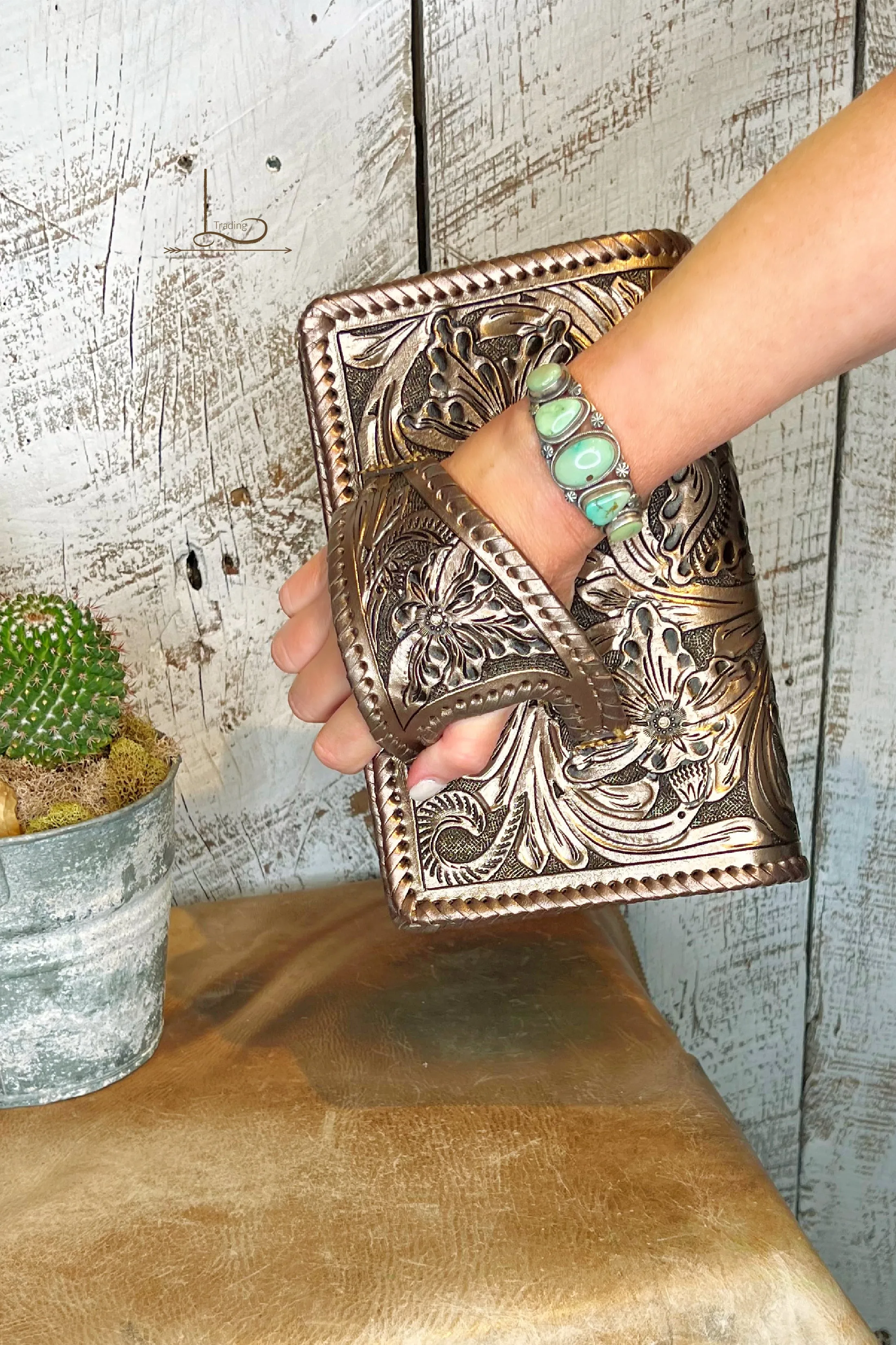 El Guantes Clutch/Crossbody in Bronze