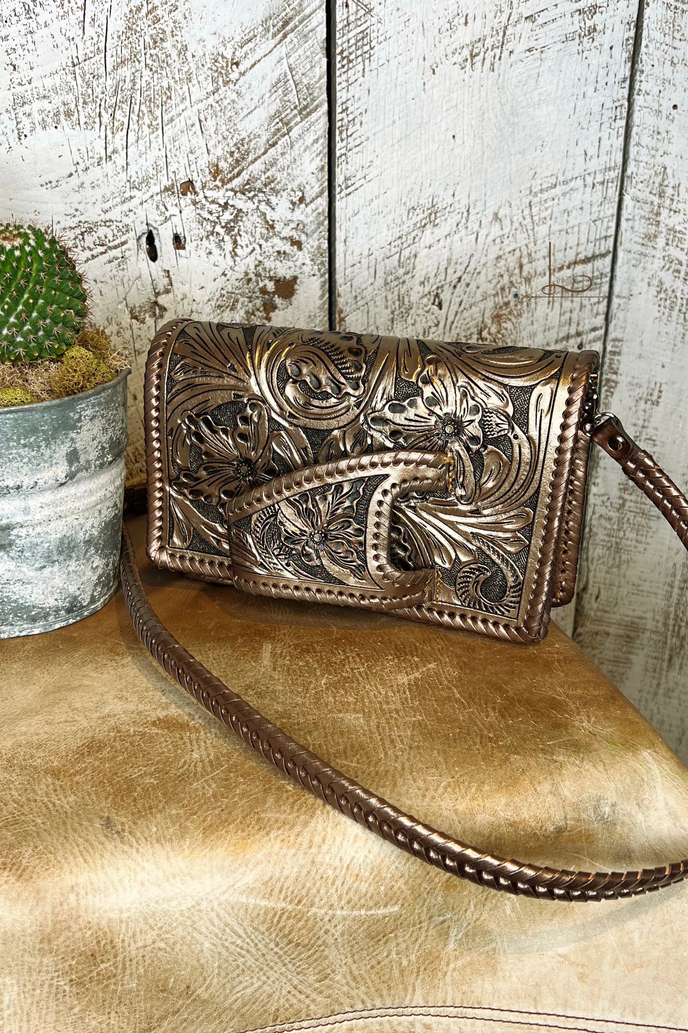 El Guantes Clutch/Crossbody in Bronze