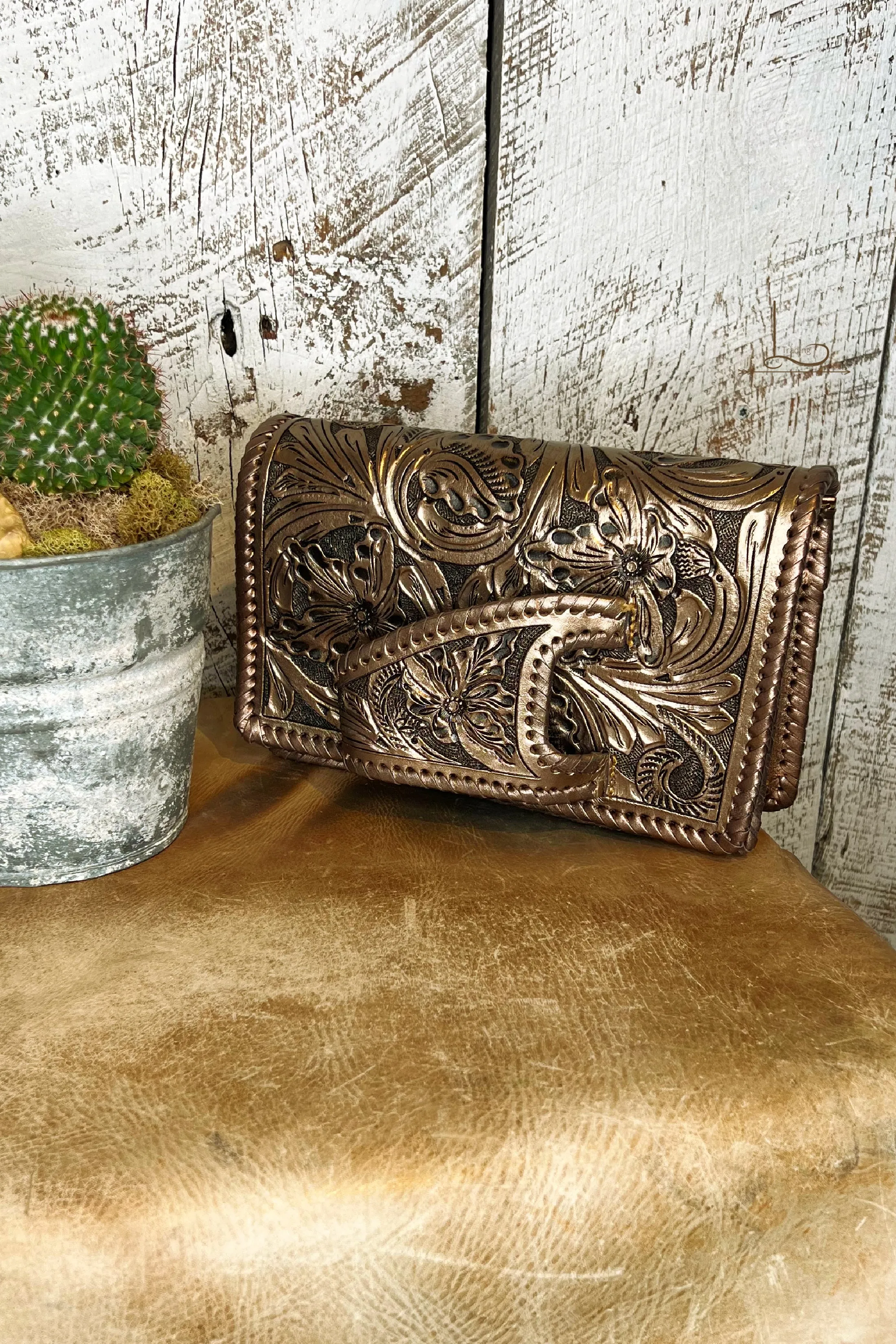 El Guantes Clutch/Crossbody in Bronze