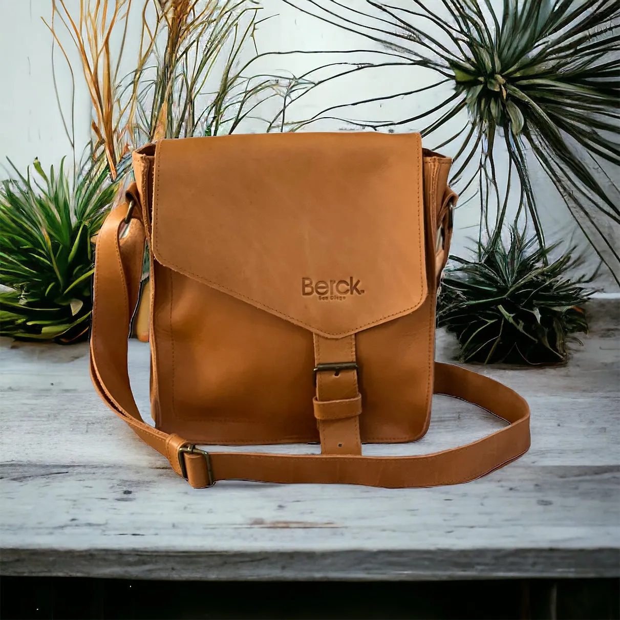 LISA MESSENGER BAG - LEATHER